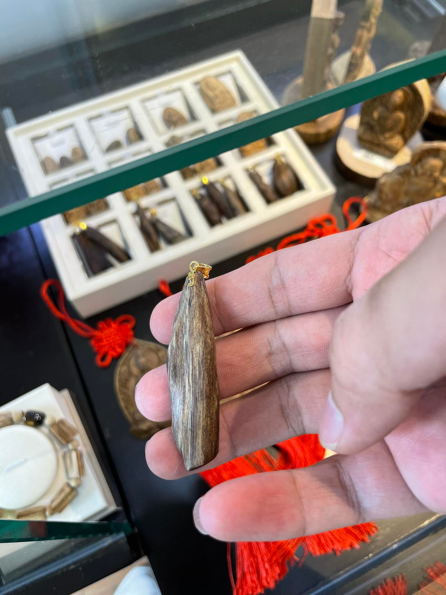 mặt dây chuyền trầm hương vô định hình